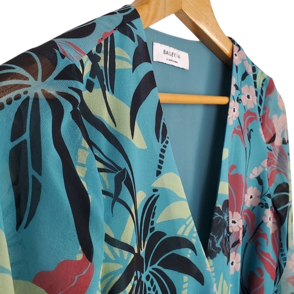 Bailey 44 Blue Floral Wrap Top. Size 4 - Picture 2 of 11